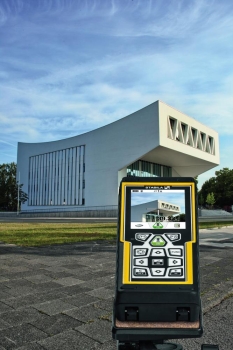 Laser-Entfernungsmesser mit 4-fach Zoom-Kamera, b